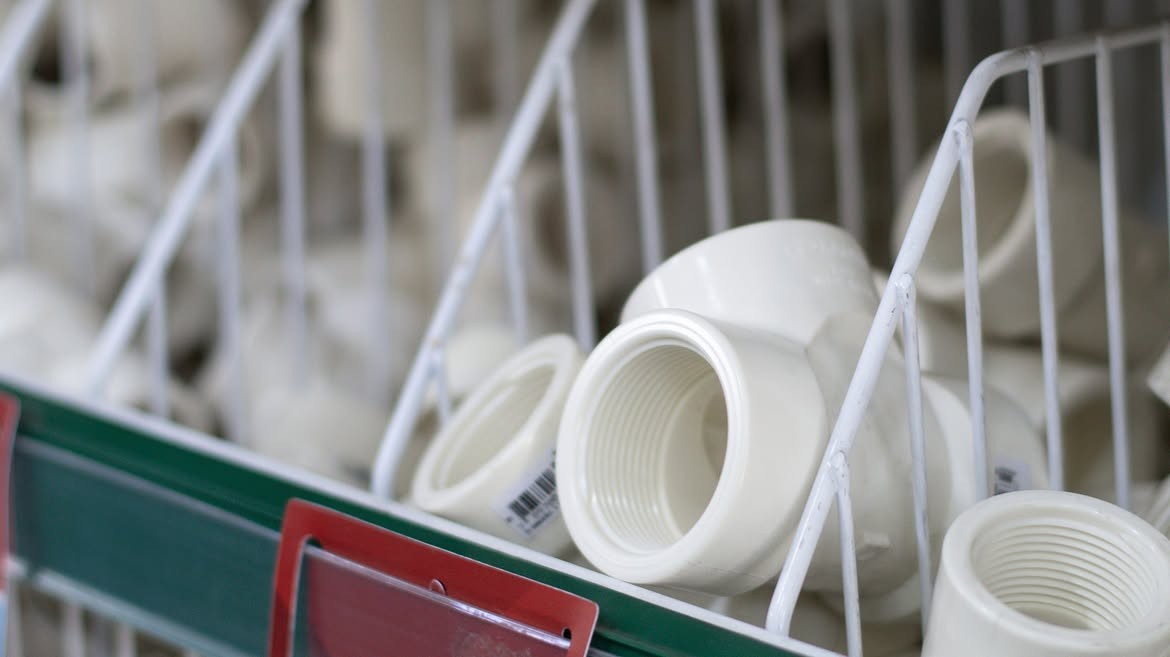 Conexões PVC na prateleira da Hidráulica Poços de Caldas